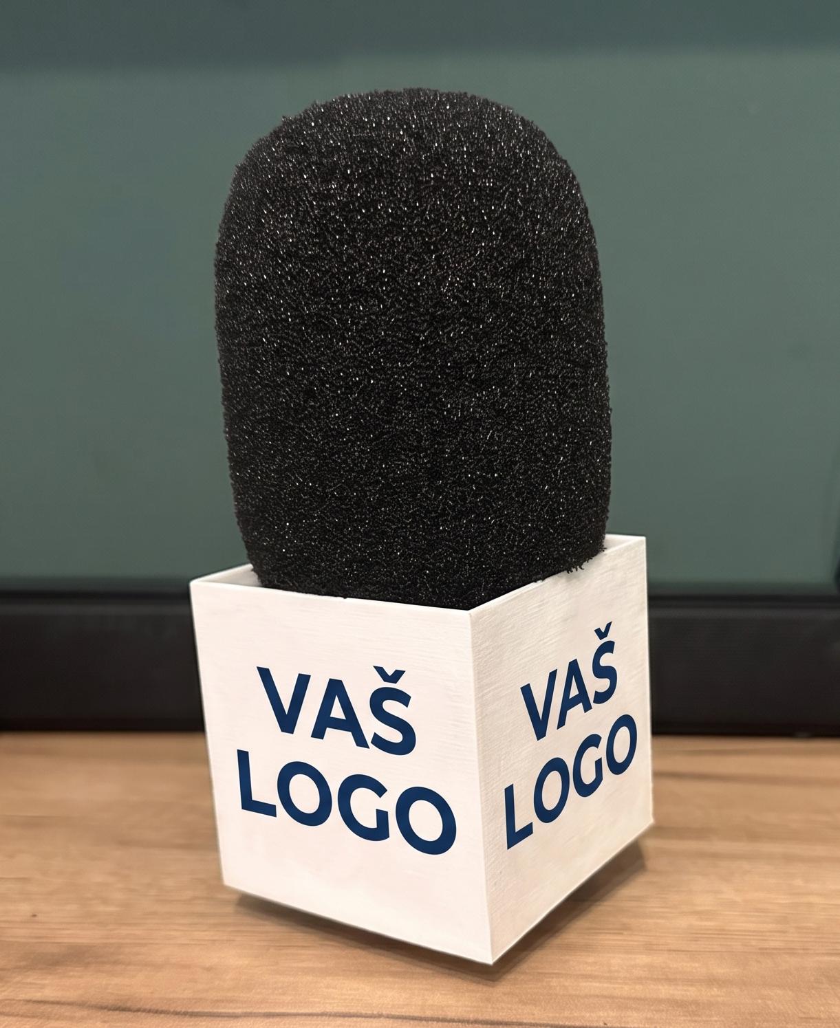 Primjer bijele personalizirane mikrofonske kocke s logotipom